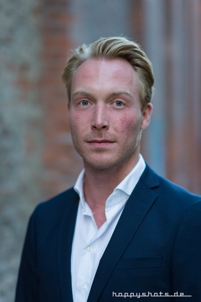 Fotografie eines jungen Mannes im Anzug für Business-Aufnahmen